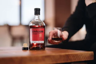 The GlenAllachie 18-year-old offers enticing aromas of honey and mocha, followed by marzipan and dark cherry tones on the palate; it's a single malt oozing elegant refinement 🥃
